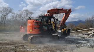 Demolishing Enel Poles: The BF70.2 Crusher Bucket Extracts Iron Reinforcement with Ease