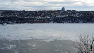 Cruzando en ferrie el río San Lorenzo (Quebec, Canadá)