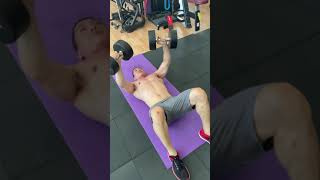 Tập Ngực tại nhà với tạ đơn không cần  sử dụng ghế nằm | Nguyễn Hoàng Fitness #shorts