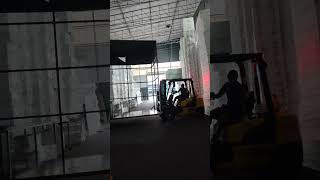 Nah kan.. forkliftnya malang melintang