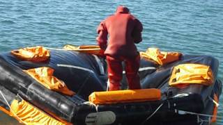 Cómo dar la vuelta a la balsa salvavidas - Curso Formación Básica en Escuela del Mar