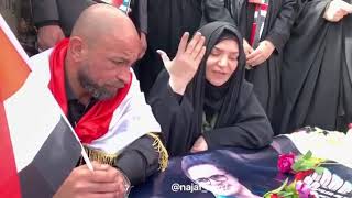 والدة الشهيد الطالب "مهند القيسي" تذرف الدموع وتعانق نعش "إبنها الوحيد"، وتَرثَاهُ: انت بطل.. يا يمة