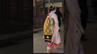 おこぼで歩く舞妓さんの後ろ姿 美しいだらりの帯 #maiko