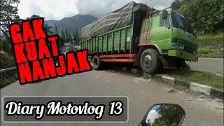 Truk Hino Gak Kuat Nanjak Banting Stir ke Pembatas Jalan