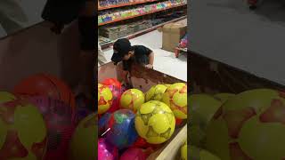 Main bola bareng Kakak #shorts #shortsviral #funny #funnyvideo #anaklucu #bermain #bola