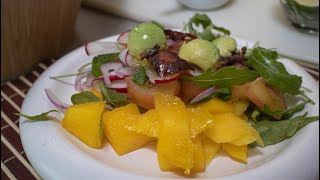 Ensalada rápida y vinagreta | Mango fresco, brotes de rúgula, aguacate, tocineta, tomaticos...