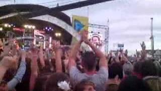 300 Balls being bounced over crowd towards the stage into a Goal Part 2 at T4 on the Beach 2010!