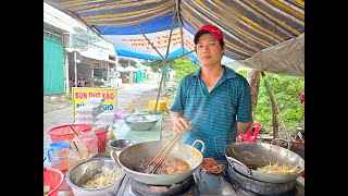 Anh trai bán bún thịt xào điêu luyện, giá 18k khách réo đì đùng đứng chật cả đường đi