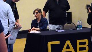 Mayim Bialik (Blossom, Big Bang Theory) signing autographs at meet and greet - TopSignatures.com