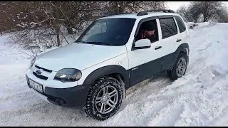 Chevrolet Niva vs Volkswagen Tiguan | Скользкий заснеженный подъем на зимней резине.