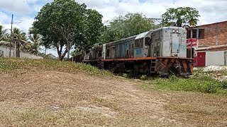 Trem com vagões vazios descendo a rampa.