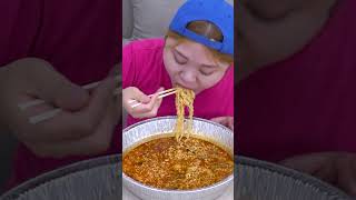 대왕뚜껑 혼자 다 먹기 가능?ㄷㄷ Eating Sound Mukbang Giant Fire Spicy Noodle #shorts | HIU 하이유