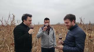 Charlando junto con el enólogo Maximiliano Nava sobre su viñedo en Ugarteche, Mendoza