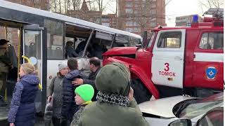 Пожарная машина в Томске протаранила маршрутку