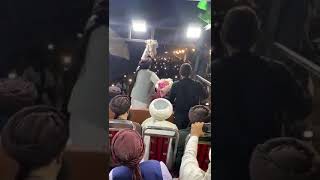 ہر روز امیر محترم پر پھو برساتے ہیں  آج امیر محترم.  نے اپنا بدلا لے لیا امیر محترم کسی کے ہے تو سام