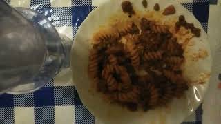 FUSILLI AL RAGU' DI CARNE CON PISELLI E CIPOLLA. (FUSILLI WITH MEAT SAUCE)