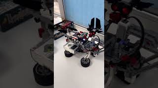 Rubik Cube dimainkan Robot