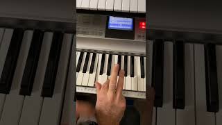 The RIGHT WAY to place fingers for chords (Beginner Piano Lesson) #piano #pianotutorial #pianolesson