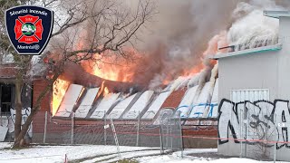 Montréal | Abandoned Elementary School Falls Victim to 4th-Alarm Blaze *BUILDING COLLAPSE*