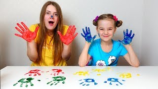 Ulya and mom play in hand painting