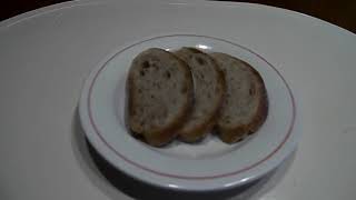 Bohnengemüse mit Nürnberger Rostbratwürstl, Gurkensalat und Wurzelbrotscheiben.