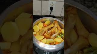 Como fazer pé de galinha com batatas