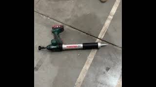 Metabo battery sealant gun in operation \Пистолет для герметизации аккумуляторов Metabo в действии