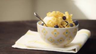 Glace au miel, bleuets et flocons de maïs