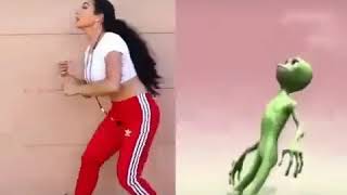 Alien vs dame tu cosita