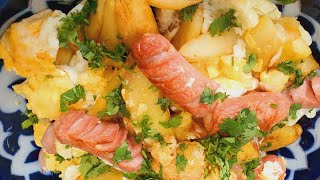 Жареная картошка с сосисками и яйцом