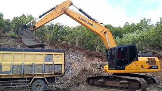 Excavator // Liugong // CLG 922E, loading rock material in to the dump truck