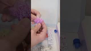 AOLLEN 3mm Perles pour Bracelet, Jolies couleurs dans sa boîte à créer