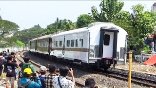 BAK ARTIS ROMBONGAN KERETA MEWAH INI JADI TONTONAN BANYAK ORANG