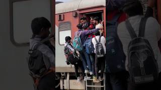 Heavy crowd of up police exam students traveling on Footboard 😳🫣 #students #uppolice #vacancy #bihar