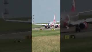 Jet2 737 one wheel touchdown