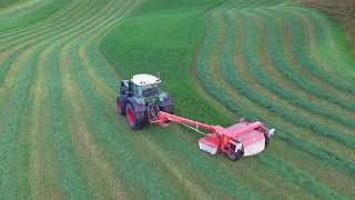 Fendt 415 Mowing some grass