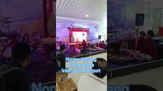 Nonton permainan wayang di bandara Yogyakarta Internasional Airport sambil boarding merata #shorts