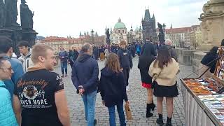 Atravessando a famosa Ponte Carlos, em Praga, República Checa