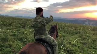 Закат🌅 в горах Чечни. Балалайка. /Д1аели бералла, д1аели жималла/ песня жималла балалайка. Всадник.