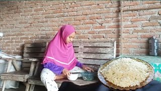 Aktivitas Sore Hari Di Desa, Memasak Nasi goreng Sederhana Dengan Bumbu Seadanya