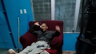 el Apóstol Santiago Zuniga está relajado en su Casa despues de su trabajo que maravilloso