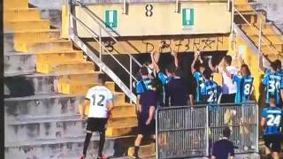 I GIOCATORI DEL PISA SALUTANO I TIFOSI DALLA CURVA