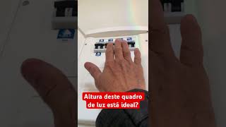 A altura deste quadro de luz, facilita ou dificulta o manuseio?