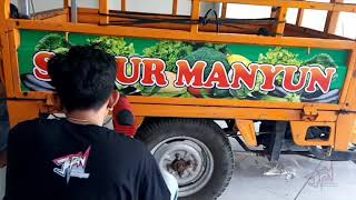 Pasang sticker di kendaraan tukang sayur