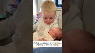 Esta es LA REACCIÓN de UN NIÑO al CONOCER a su HERMANA MENOR por PRIMERA VEZ 🥺#familia