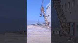 😂😂 देखिए टॉवर क्रेन कैसे पलटी हो गया | Biggest Tower crane | heavy lifting Equipment #shorts #viral