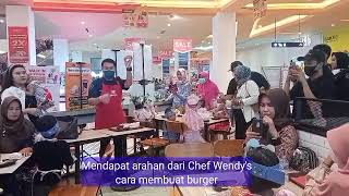 Chef Cilik Membuat Burger di Wendy'S Transmart Lampung