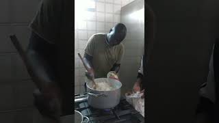 Cooking Fufu / Ugali ( Polenta Africana) South Sudanese.