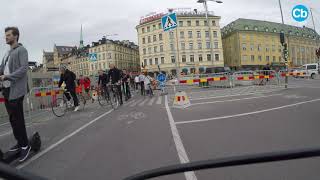 Slussen är full av cyklister.