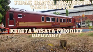 Proses Pemutar Kereta Wisata Priority di Turntable Kereta Surabaya Pasar Turi